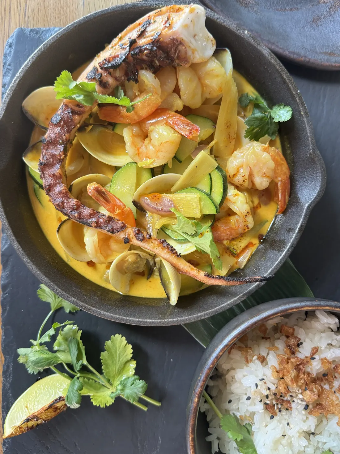Yellow curry z owocami morza – grillowane macki kałamarnicy, krewetki tygrysie, małże, ryż jaśminowy – King Fu Fusion Bydgoszcz