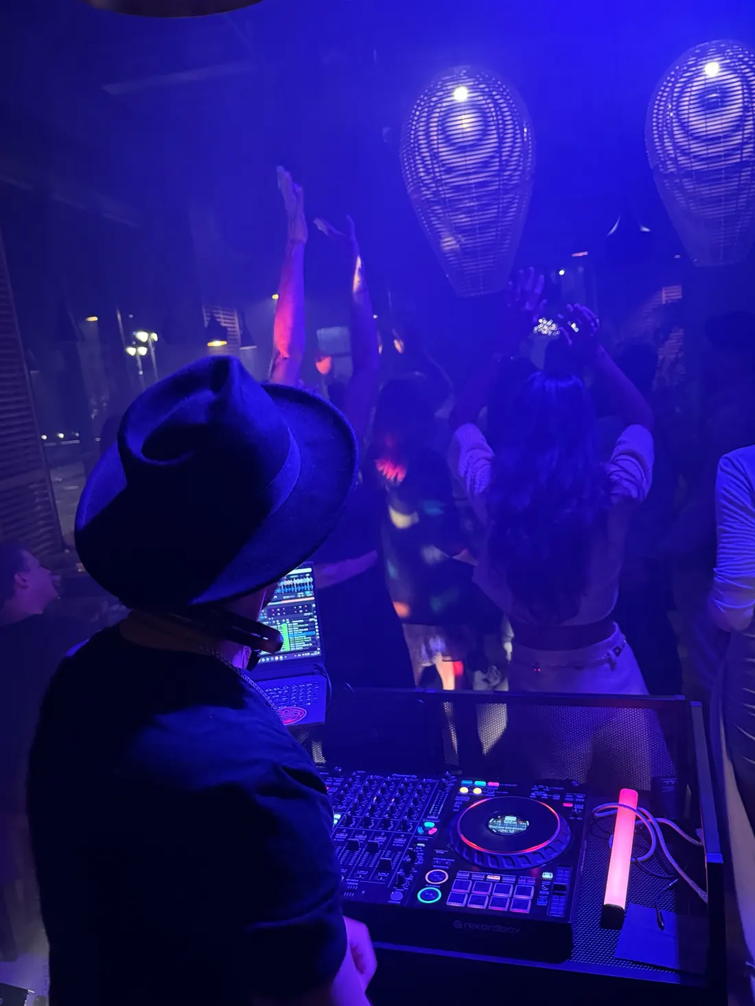 DJ za konsoletą i goście tańczący pod wiklinowymi lampami w King Fu Fusion w Bydgoszczy – wieczór z muzyką