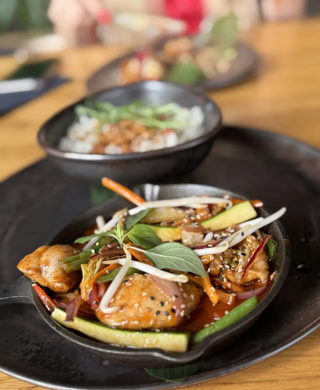 Korean Pepper Chicken z ryżem z karty lunchowej King Fu Fusion w Bydgoszczy – kurczak stir-fry z zielonym pieprzem, cukinią, fasolką i kiełkami na żeliwnej patelni, ryż jaśminowy z prażoną cebulką
