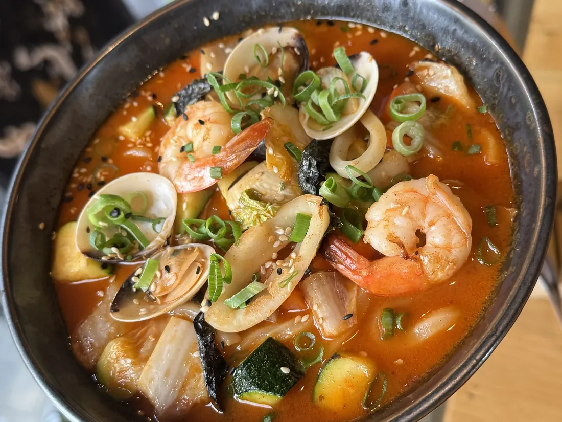 Ognisty Jjanppong z krewetkami, kalmarem, małżami Venus i makaronem udon – King Fu Fusion Bydgoszcz