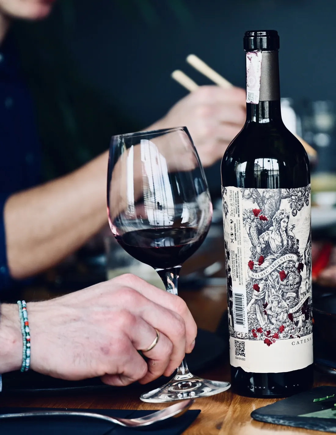Kieliszek czerwonego wina i butelka Catena Zapata Malbec Argentino na stole w King Fu Fusion – wina z całego świata, Bydgoszcz