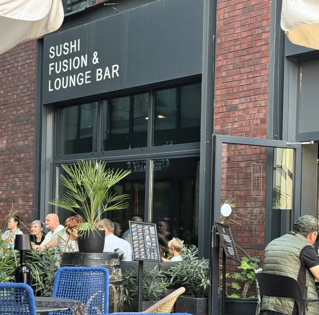 Ogródek przed restauracją King Fu Fusion w ciągu dnia – szyld Sushi Fusion & Lounge Bar, goście przy stolikach, Jatki Bydgoszcz