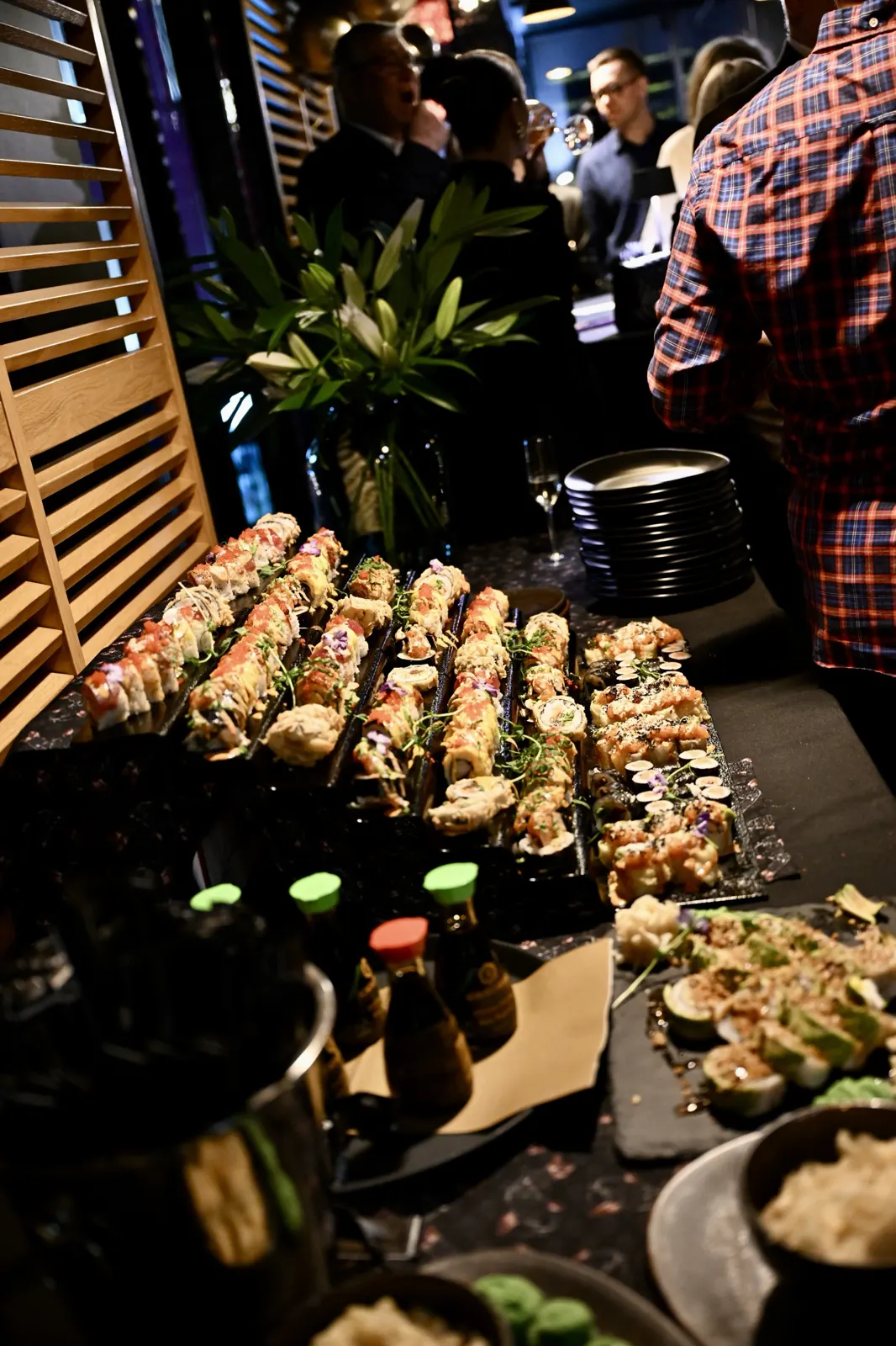 Bufet z autorskimi rolkami sushi na przyjęciu w King Fu Fusion – długie tace rolek, sos sojowy, imbir – Bydgoszcz
