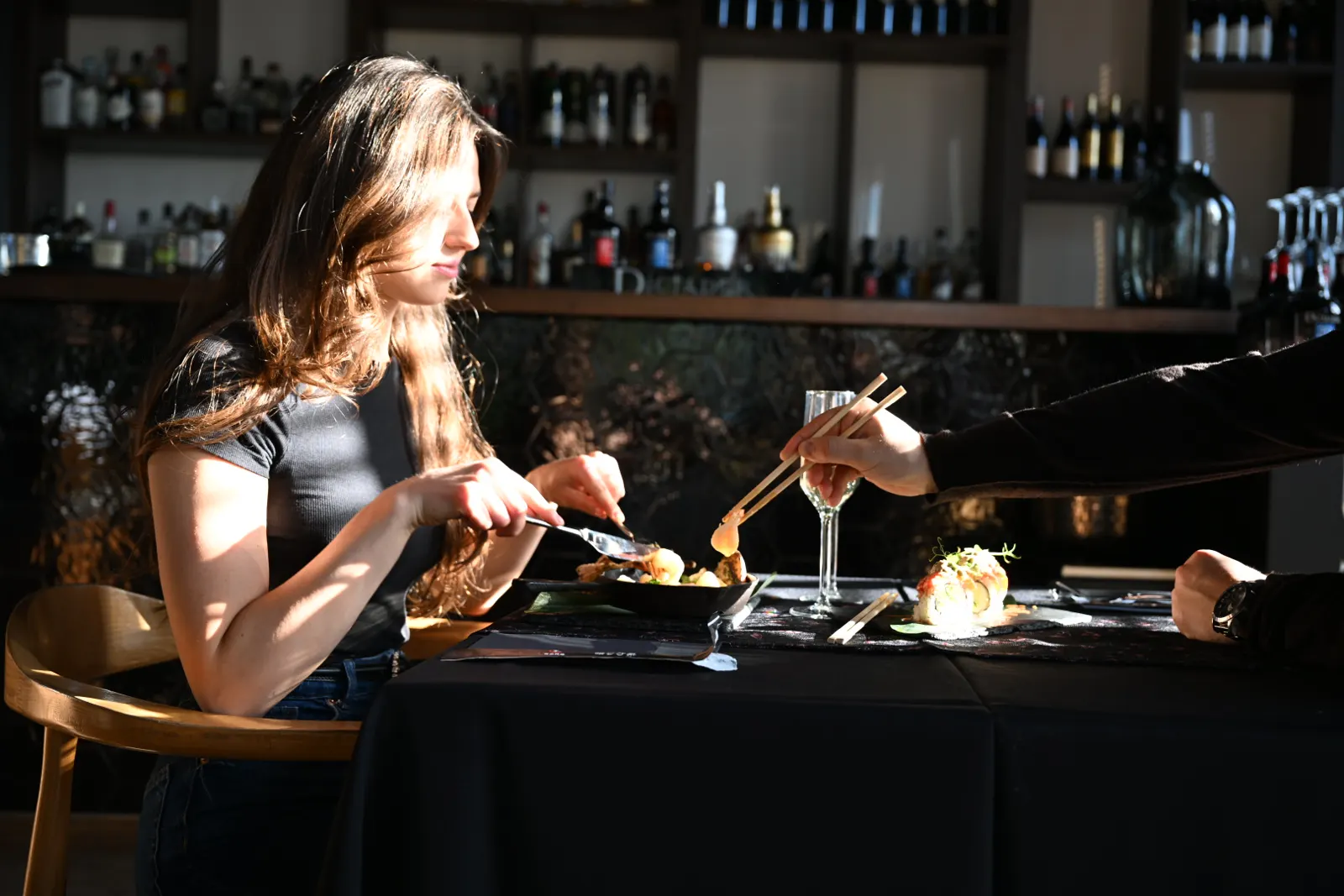 Kolacja we dwoje w King Fu Fusion – sushi jedzone pałeczkami, kieliszek wina musującego, popołudniowe słońce przy lounge barze – Bydgoszcz