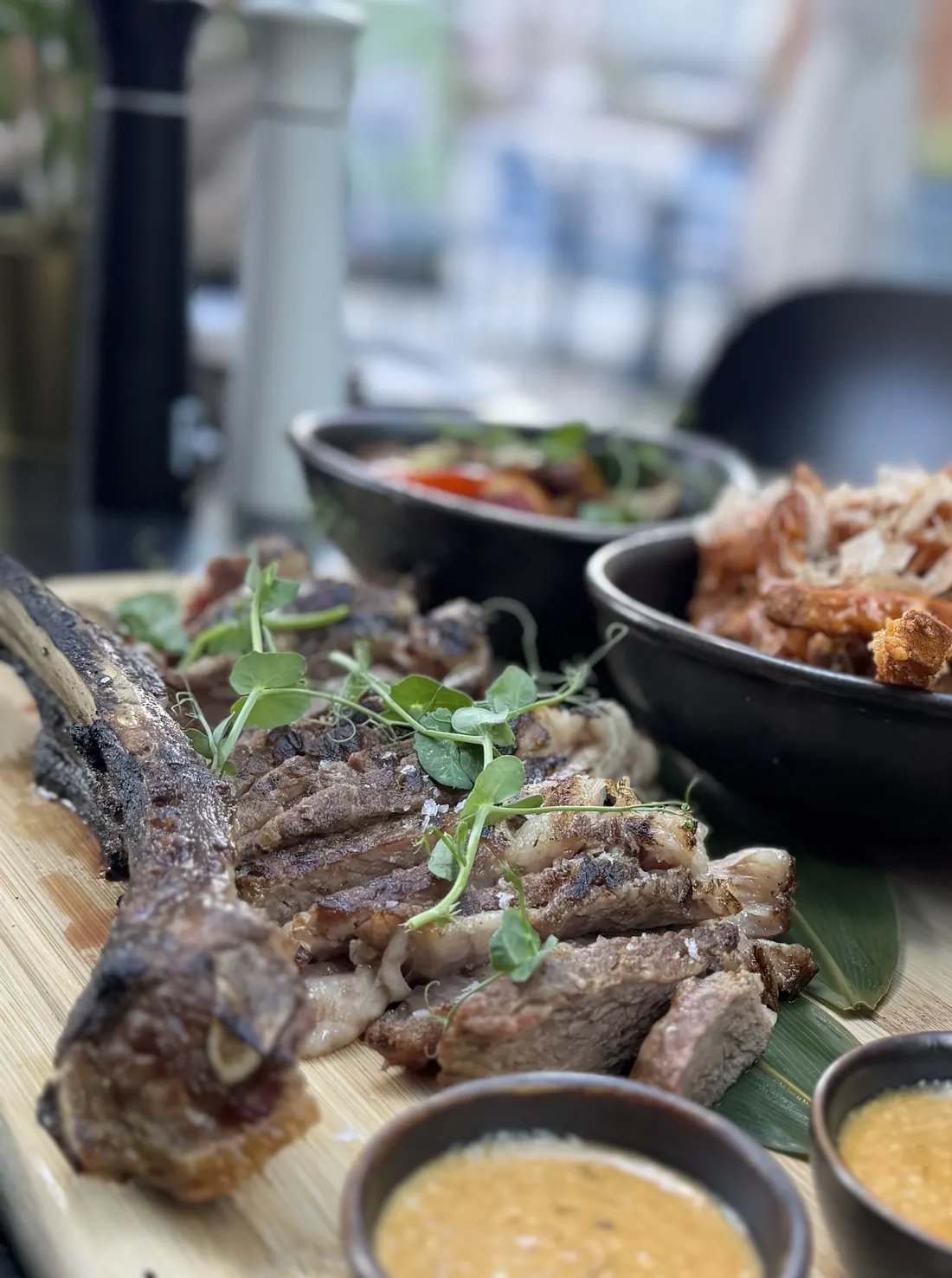 Tomahawk Steak Grill z frytkami z batata i sosami na desce – King Fu Fusion Bydgoszcz
