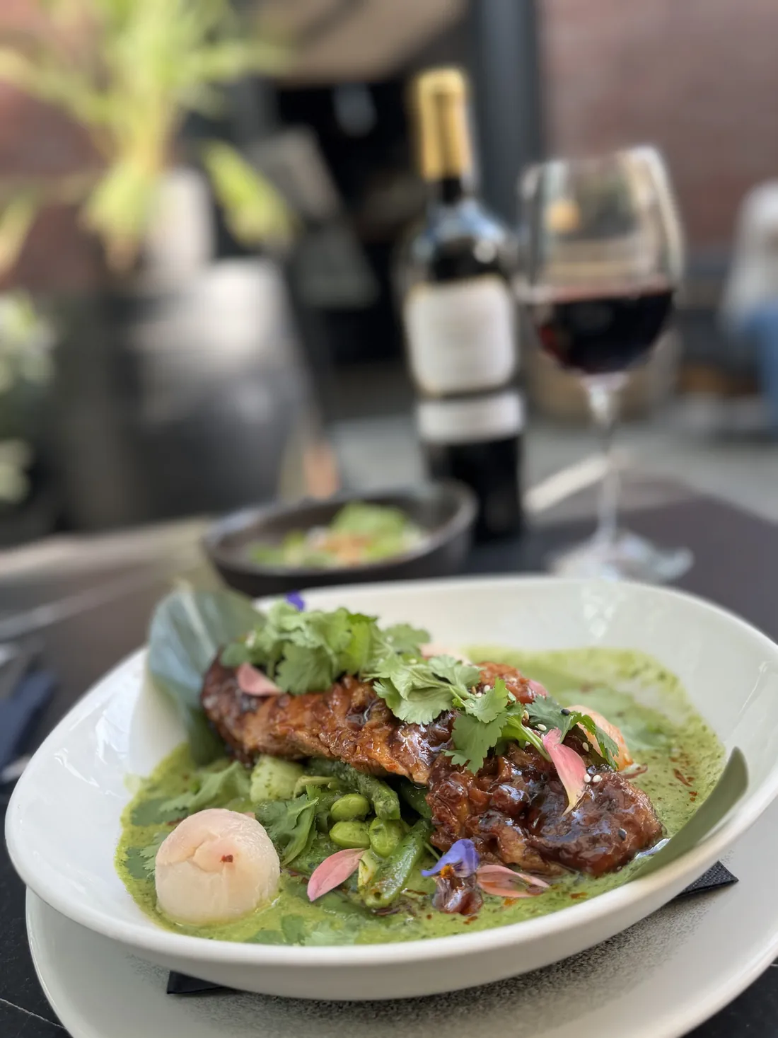 Królewska kaczka hoisin w zielonym curry z liczi i kolendrą, do tego czerwone wino – King Fu Fusion Bydgoszcz