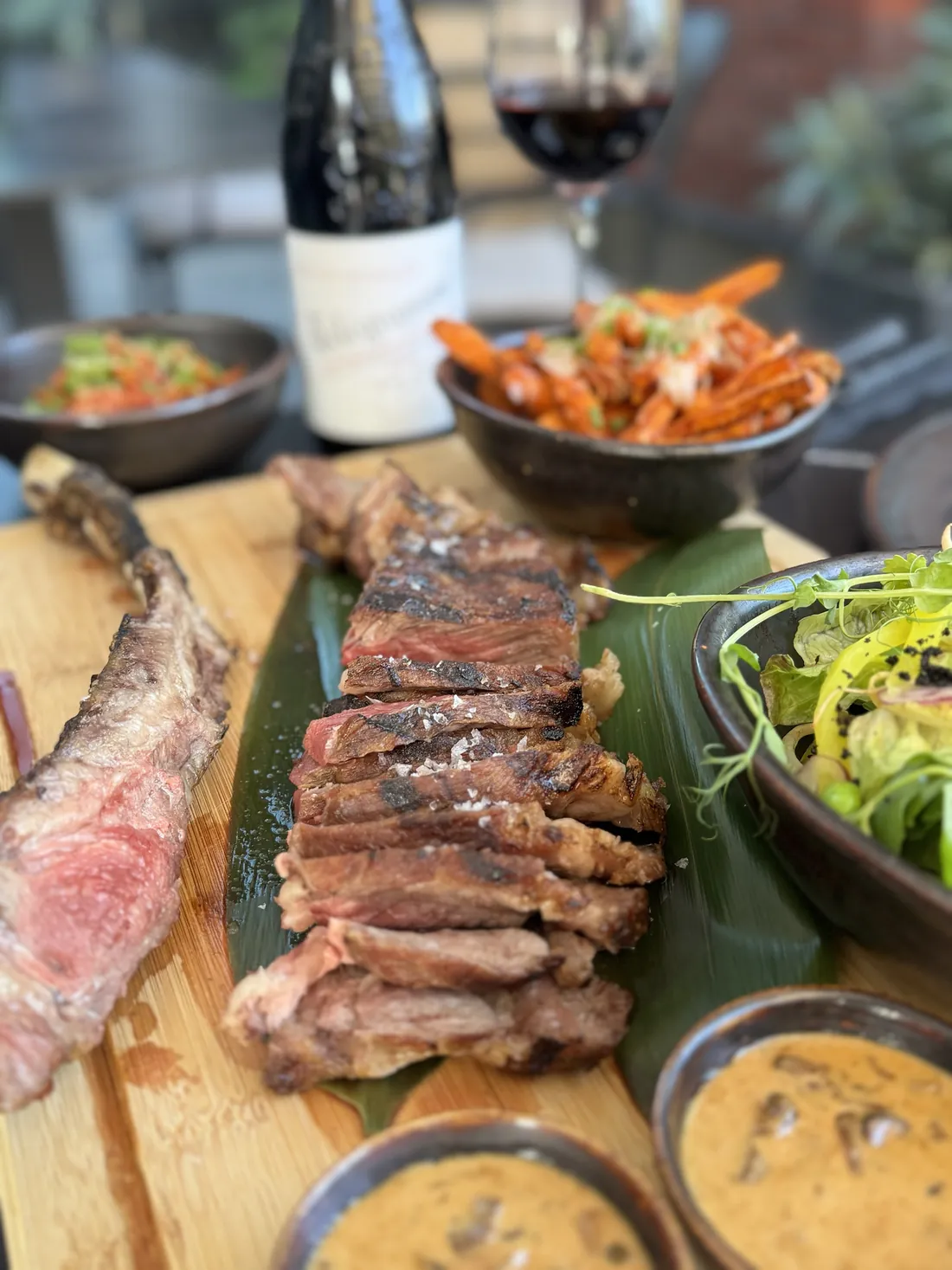 Tomahawk Steak Grill – sezonowany antrykot z długą kością żebrową na desce, sos shiitake, frytki z batata i tajska sałatka – King Fu Fusion Bydgoszcz
