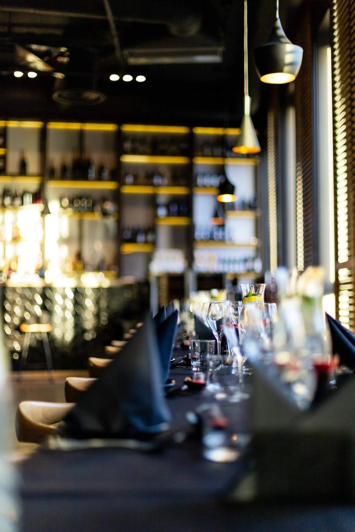 Nakryty długi stół i lounge bar w restauracji King Fu Fusion w Bydgoszczy