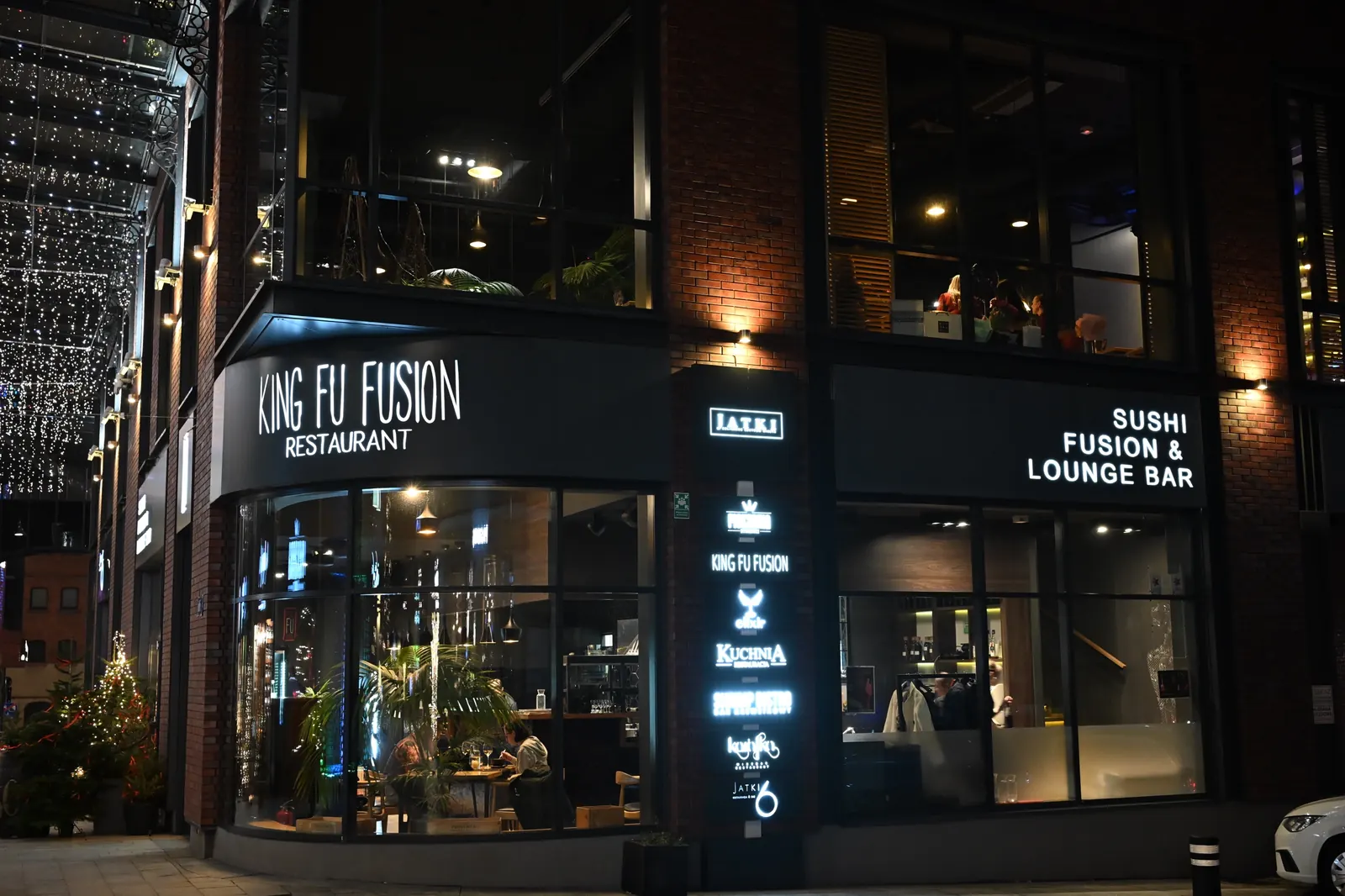Restauracja King Fu Fusion nocą – podświetlone szyldy King Fu Fusion Restaurant i Sushi Fusion & Lounge Bar, Jatki, ul. Jatki 2, Bydgoszcz