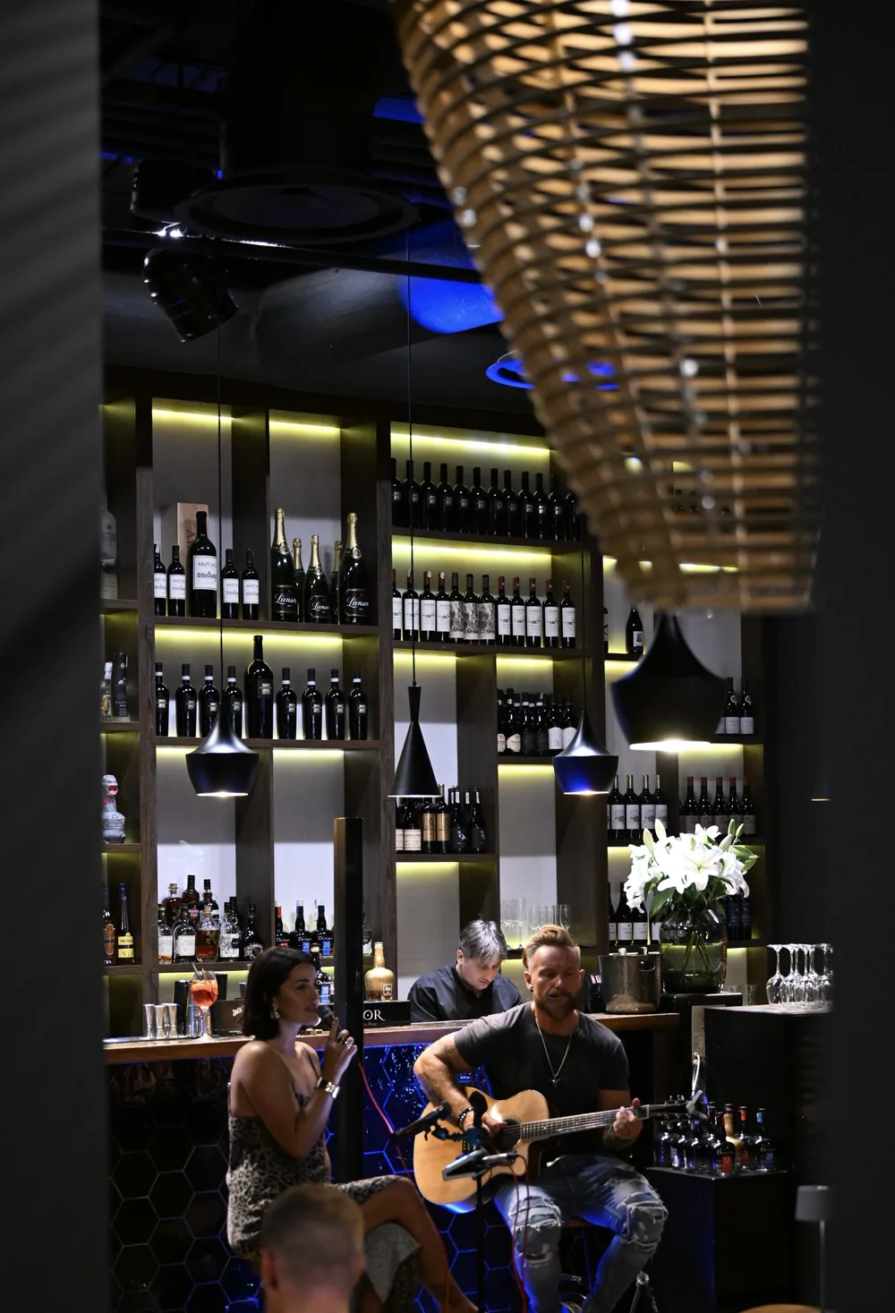 Muzyka na żywo przy lounge barze w restauracji King Fu Fusion w Bydgoszczy – wokalistka i gitarzysta przy barze