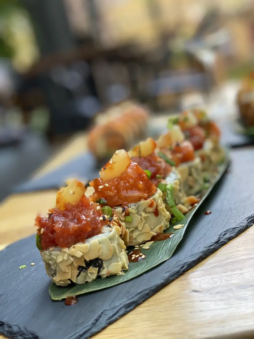 Almond Yama Maki – rolki sushi w płatkach migdałów z pikantnym tatarem z łososia i ananasem na liściu bambusa – King Fu Fusion Bydgoszcz