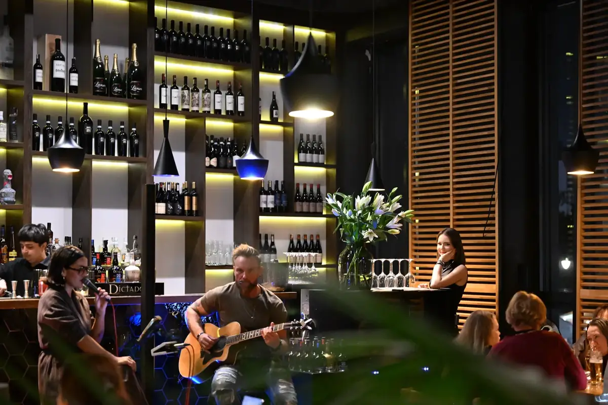 Ania Hnatowicz i Marcin Cholewa grają na żywo przy lounge barze King Fu Fusion, goście słuchają przy stolikach – Bydgoszcz