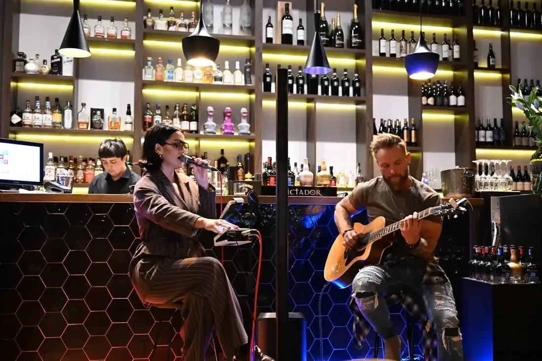 Ania Hnatowicz (wokal) i Marcin Cholewa (gitara) grają na żywo przy podświetlonym lounge barze King Fu Fusion – Bydgoszcz