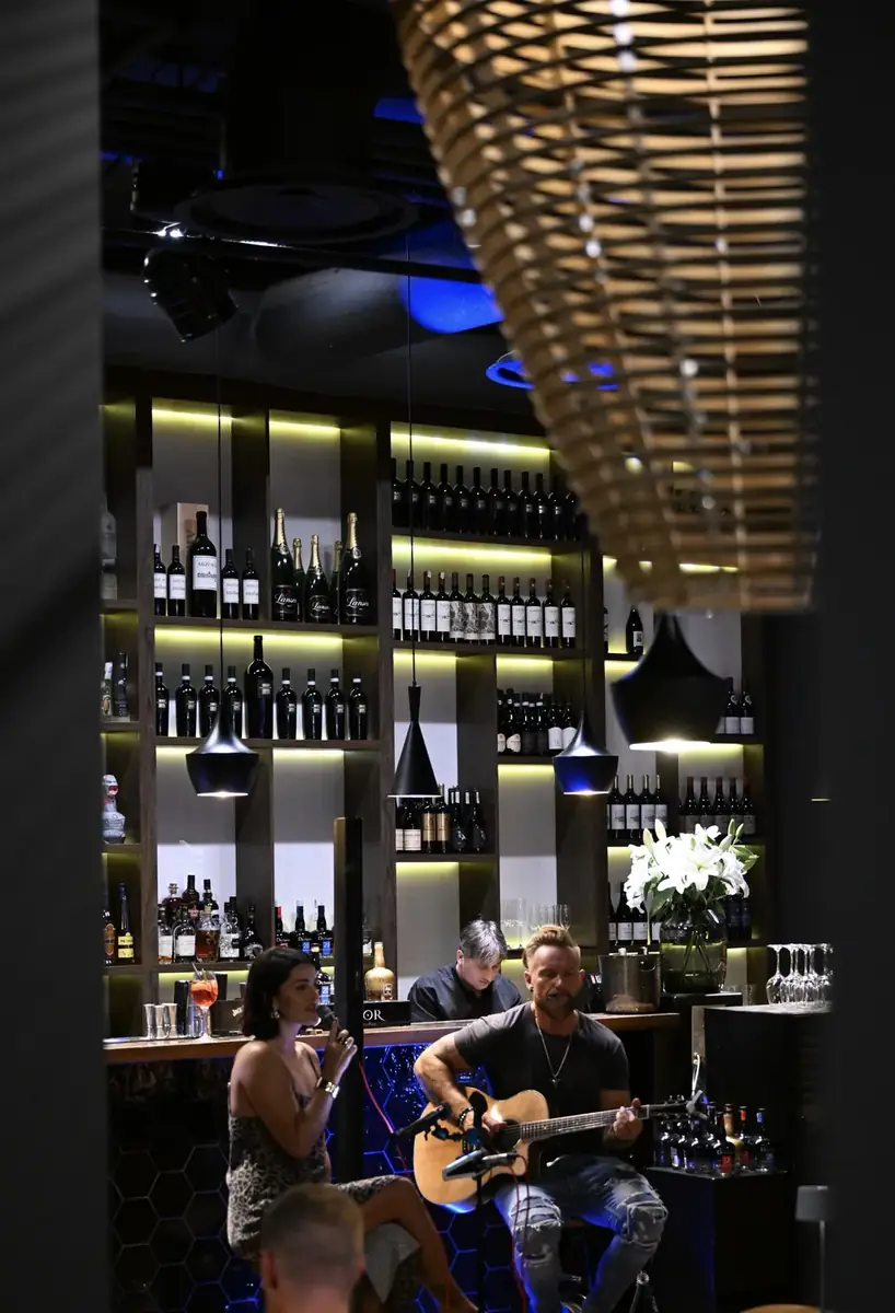 Ania Hnatowicz (wokal) i Marcin Cholewa (gitara) grają na żywo przy lounge barze restauracji King Fu Fusion w Bydgoszczy