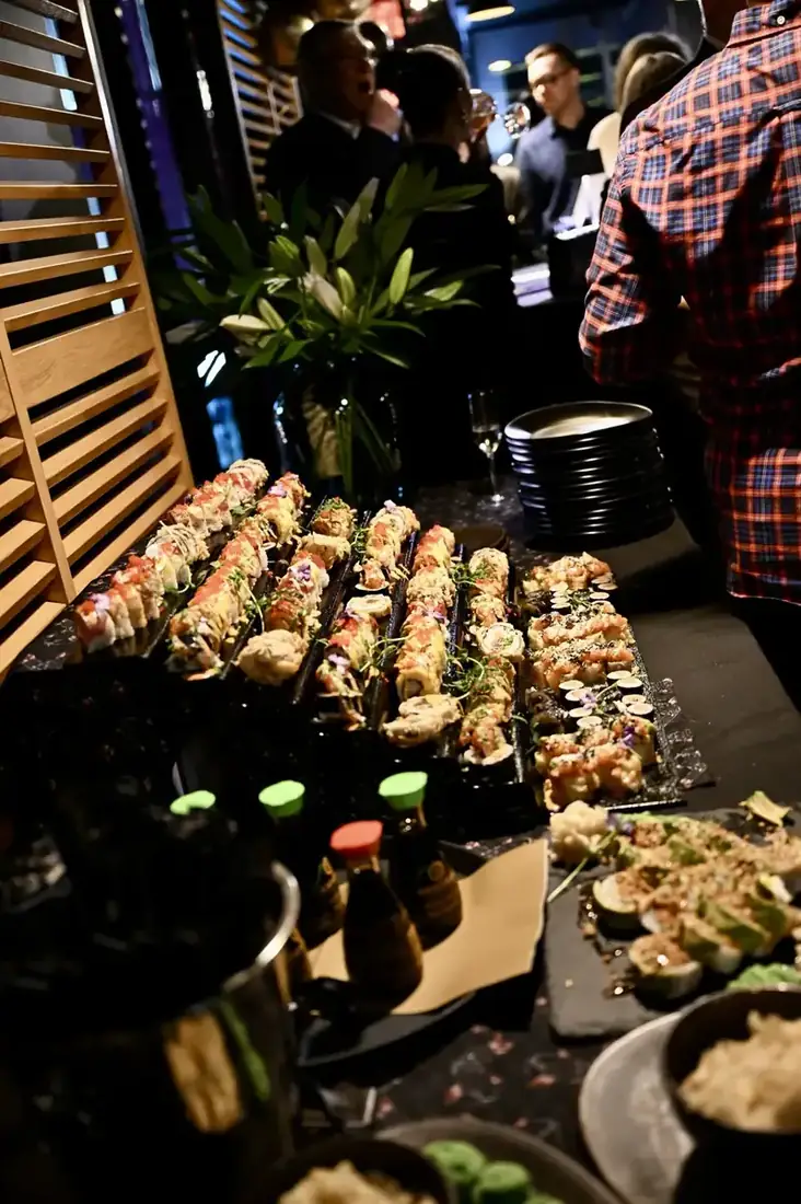 Bufet z autorskimi rolkami sushi na przyjęciu w King Fu Fusion – długie tace rolek, sos sojowy, imbir – Bydgoszcz