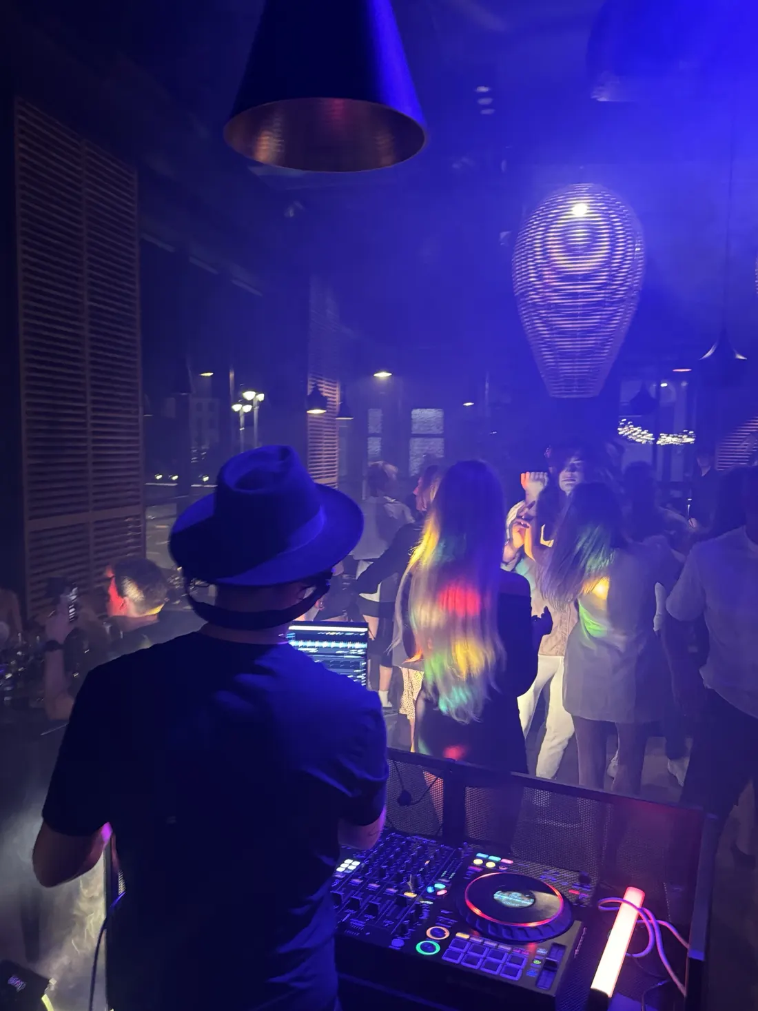 DJ set w sali King Fu Fusion w Bydgoszczy – tańczący goście, wiklinowe lampy i drewniane okiennice