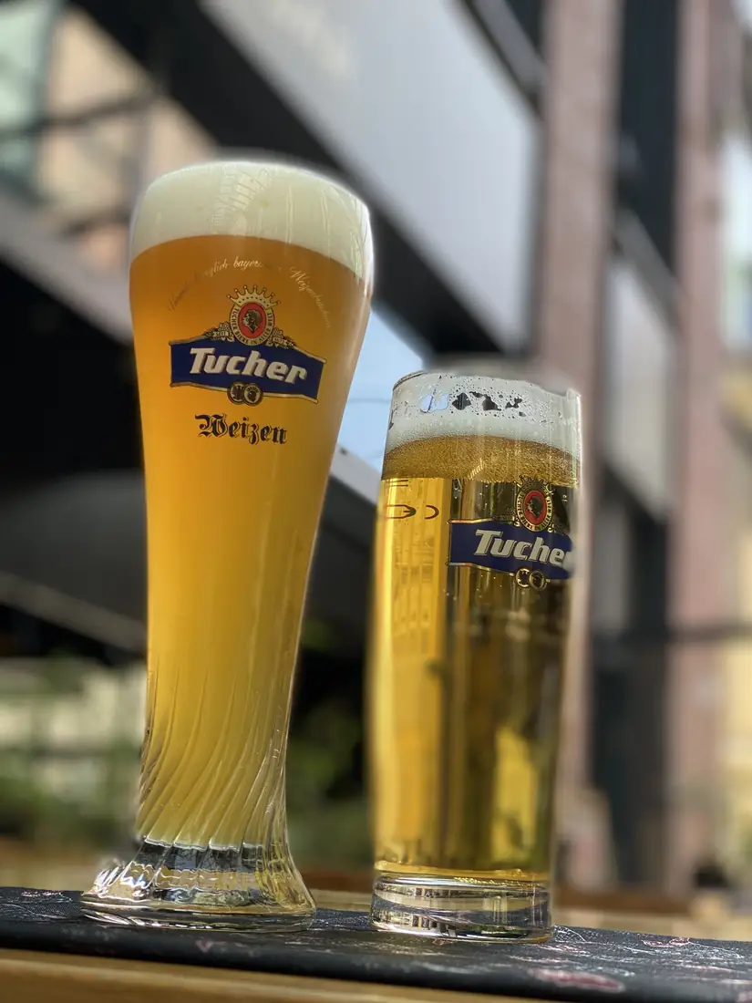 Dwa piwa Tucher – pszeniczne Weizen i jasne – w ogródku King Fu Fusion w pasażu Jatki, Bydgoszcz