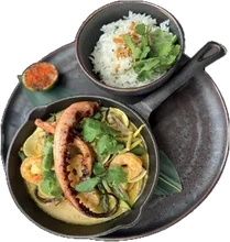 Yellow curry z owocami morza
