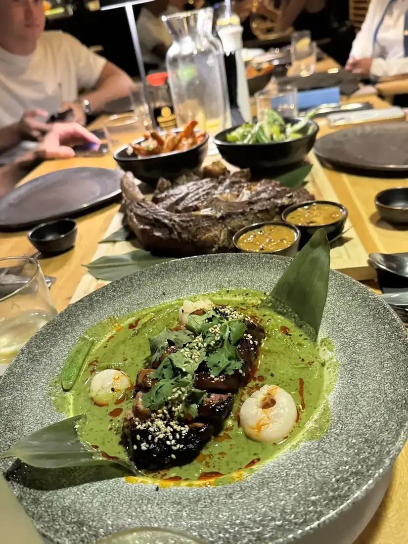 Królewska kaczka hoisin w zielonym curry i Tomahawk Steak Grill na wspólnym stole – kolacja w King Fu Fusion Bydgoszcz