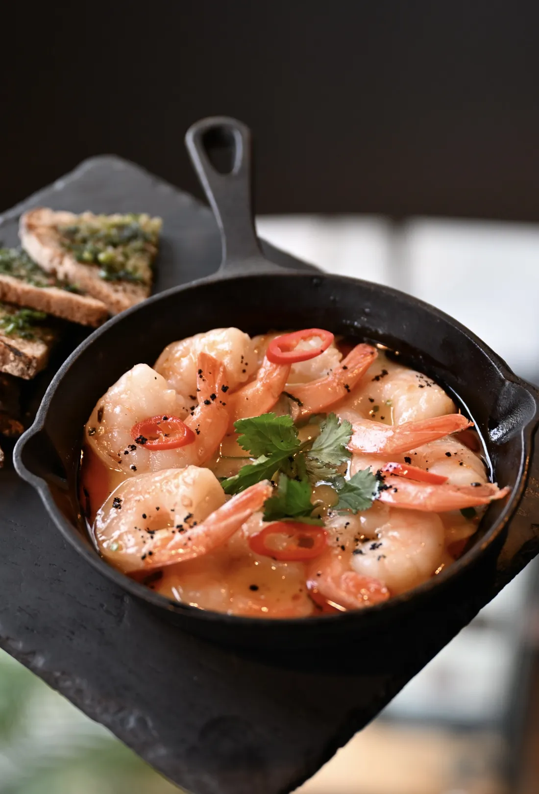 Królewskie krewetki z patelni – krewetki z czosnkiem, chilli, sake i kolendrą na żeliwnej patelni, grzanki z tajskim pesto – King Fu Fusion Bydgoszcz