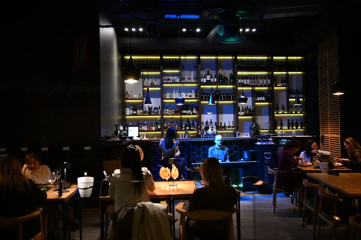 Lounge bar King Fu Fusion w Bydgoszczy – podświetlone półki z alkoholami, muzyka na żywo i goście przy stolikach