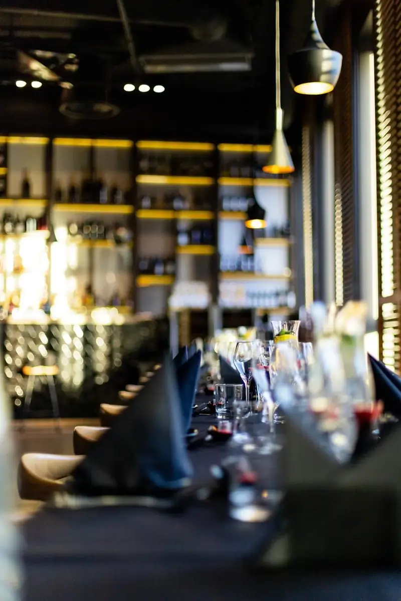 Nakryty długi stół i lounge bar w restauracji King Fu Fusion w Bydgoszczy