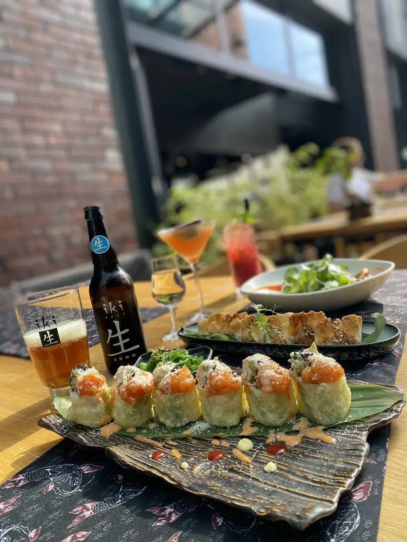 Passion Yama Maki – rolki w tempurze z tatarem z łososia, gyoza, sałatka i koktajle z piwem Iki Zero w słonecznym ogródku King Fu Fusion – Bydgoszcz