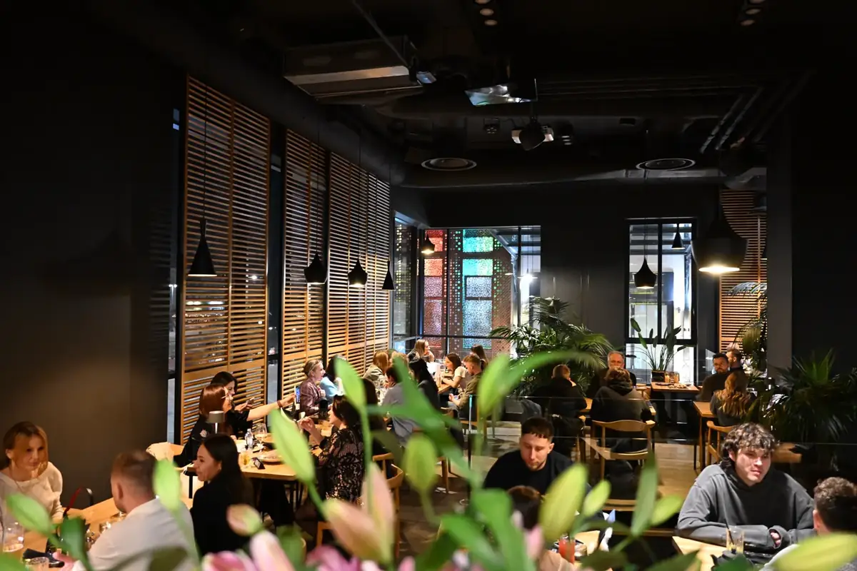 Pełna sala restauracji King Fu Fusion w weekend – goście przy stołach przy oknach z drewnianymi okiennicami – Bydgoszcz