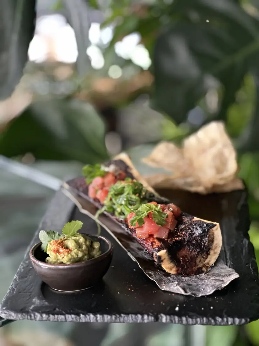 Pieczony szpik w kości z tatarem z tuńczyka, wakame i guacamole na łupku – King Fu Fusion Bydgoszcz
