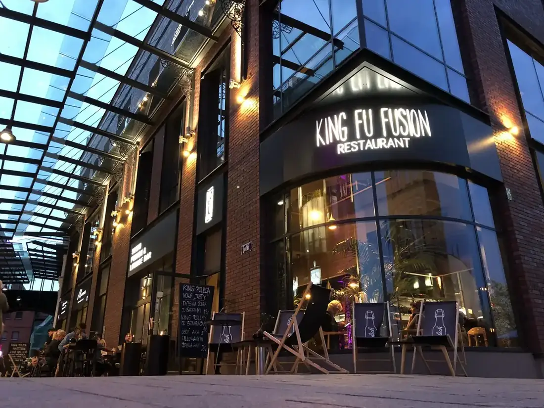 Restauracja King Fu Fusion przy ul. Jatki 2 w Bydgoszczy – podświetlona witryna i ogródek wieczorem