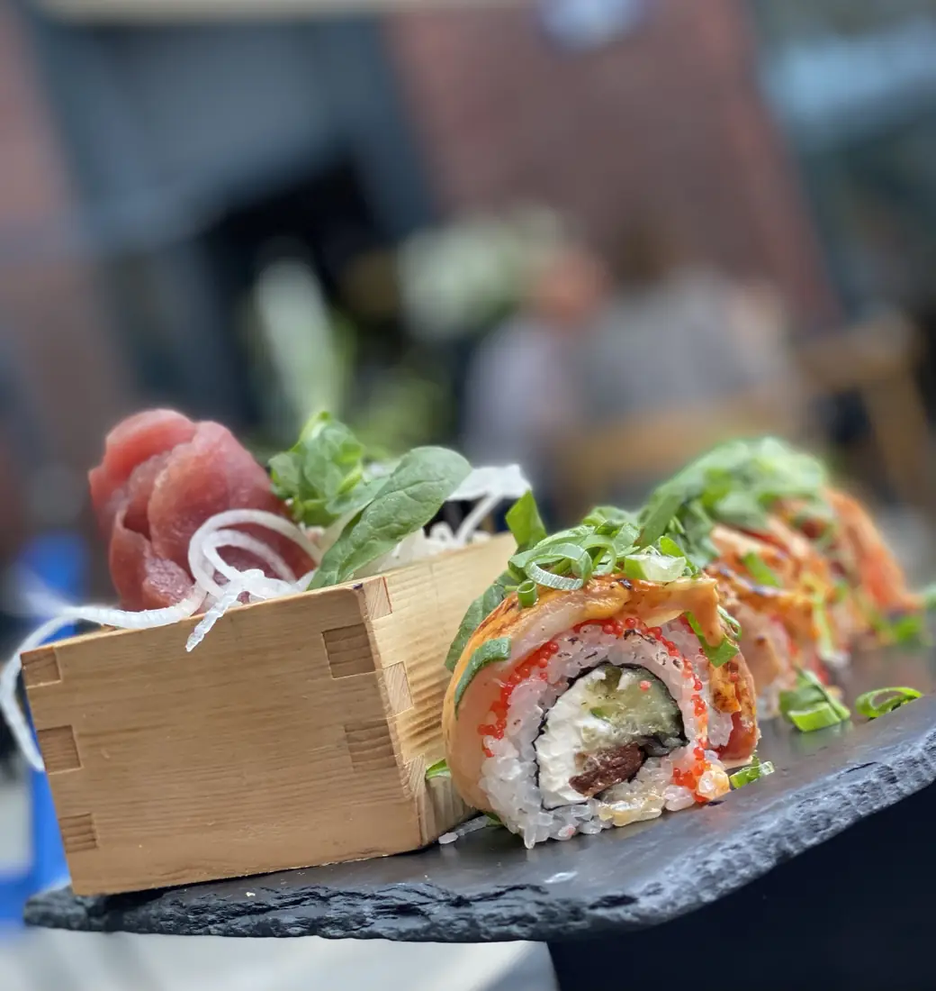 Sashimi z tuńczyka w drewnianym pudełku masu i opalana rolka z łososiem i tobiko na łupku – King Fu Fusion Bydgoszcz