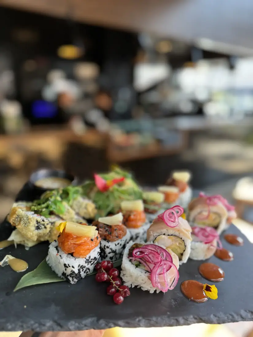 Talerz autorskich rolek sushi fusion z tatarem z łososia, ananasem, marynowaną cebulą i wakame – King Fu Fusion Bydgoszcz