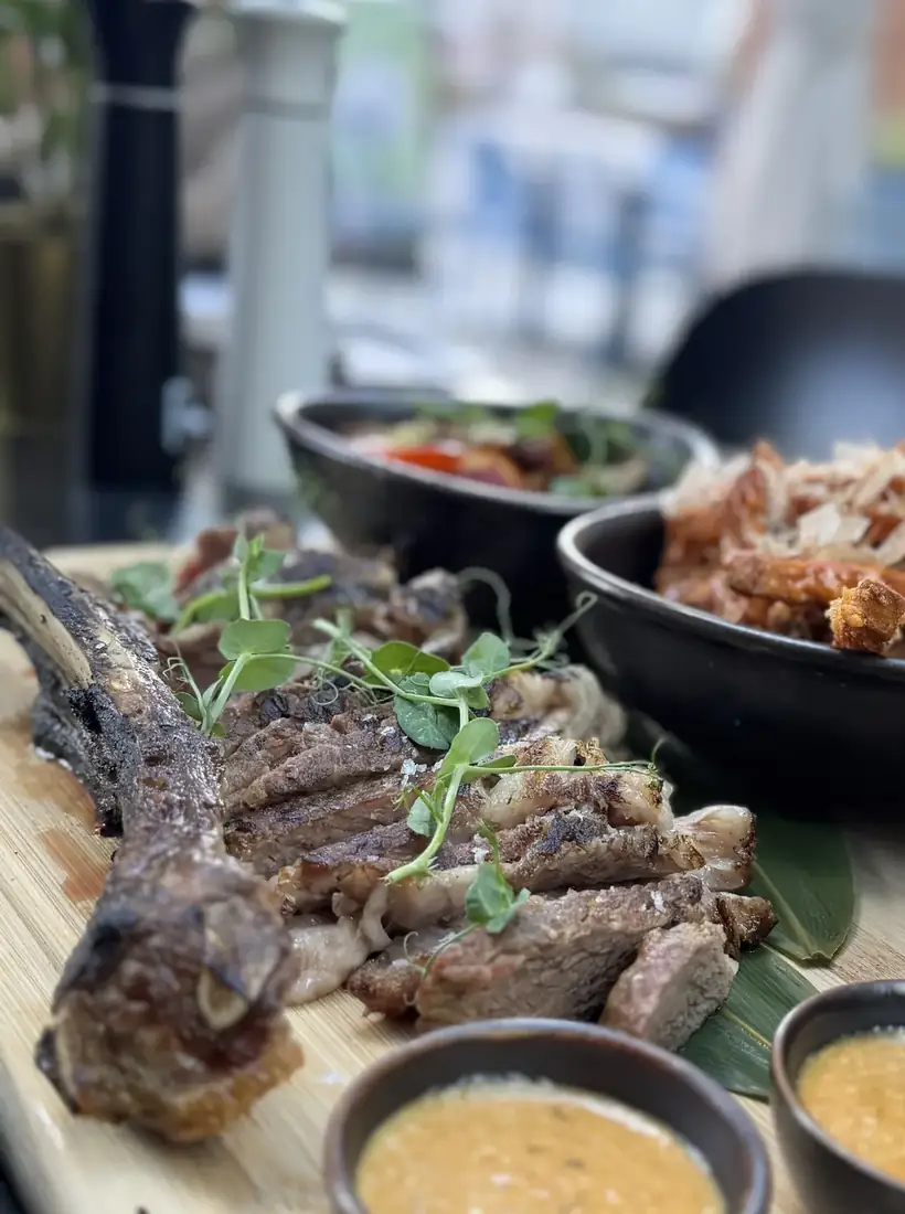 Tomahawk Steak Grill z frytkami z batata i sosami na desce – King Fu Fusion Bydgoszcz