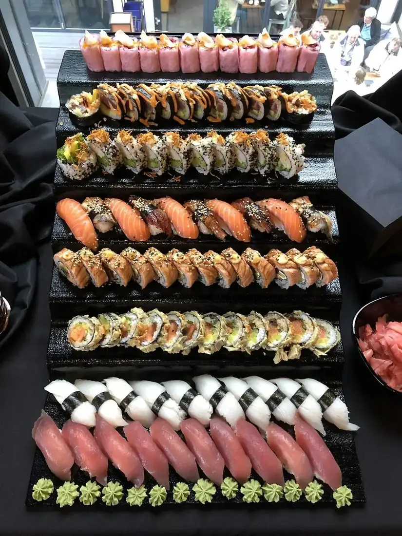 Wielopoziomowa patera z sushi na przyjęcie – nigiri z tuńczykiem, łososiem, węgorzem i maślaną, rolki fusion w tempurze i migdałach, wasabi i imbir – King Fu Fusion Bydgoszcz